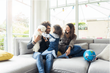 Famille qui joue sur le canapé