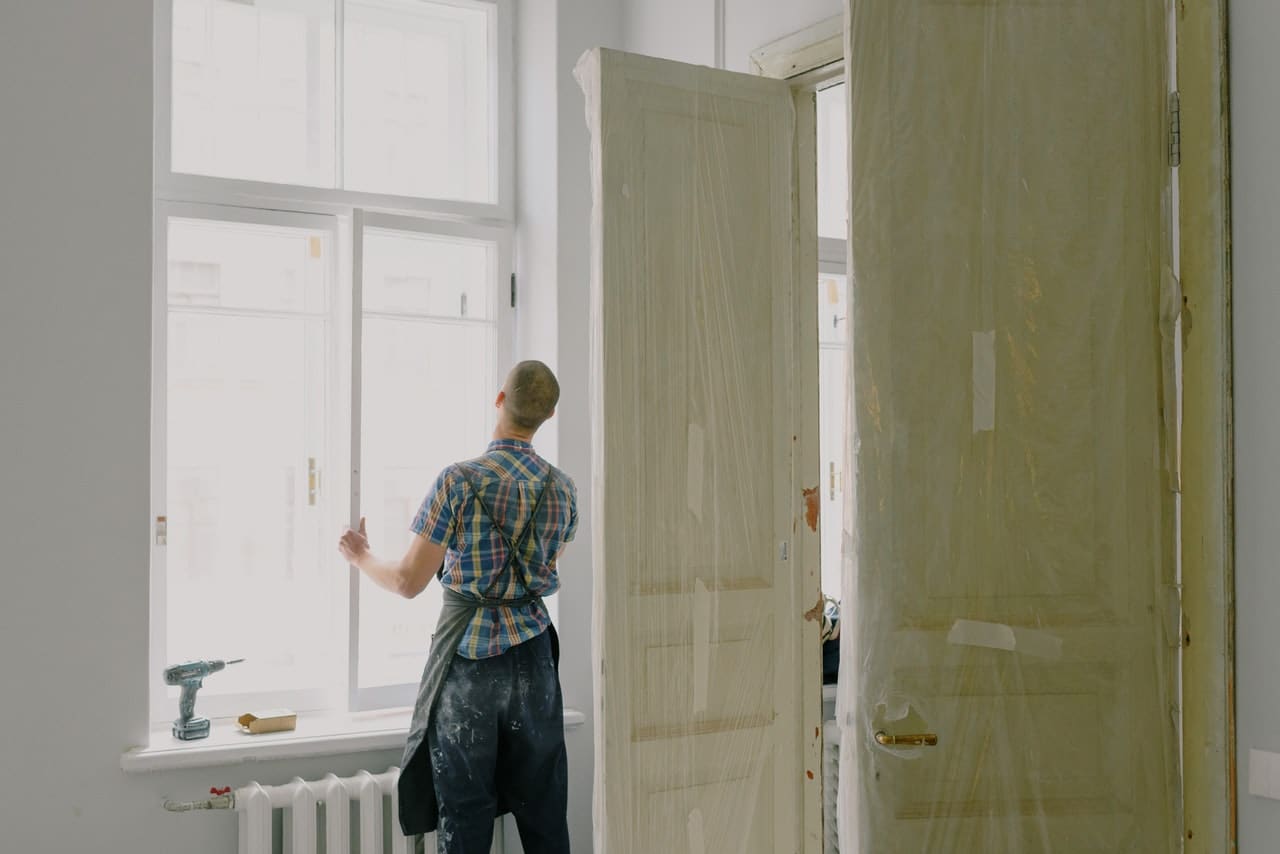 ouvrier qui change une fenêtre sur un chantier