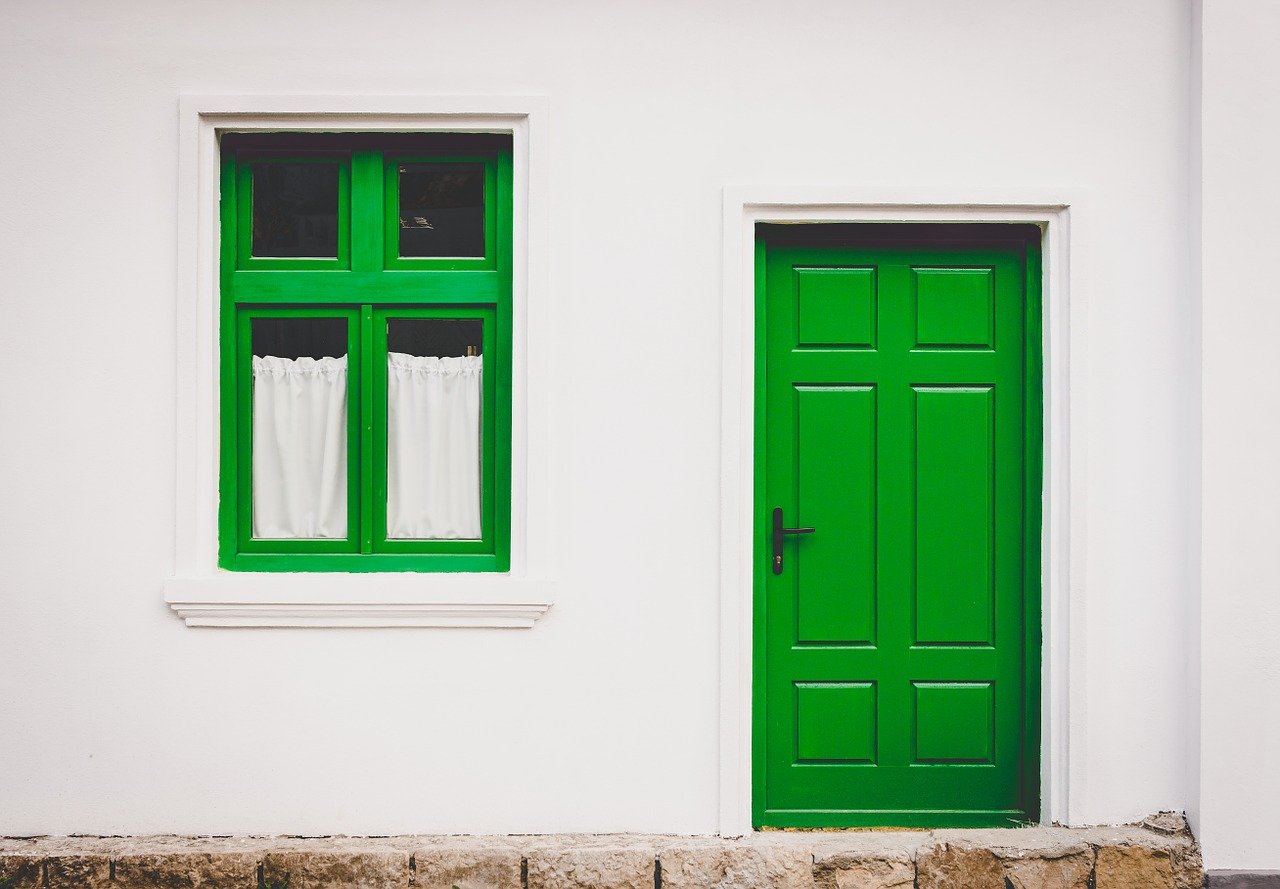 porte et cadre de fenêtre peints en vert