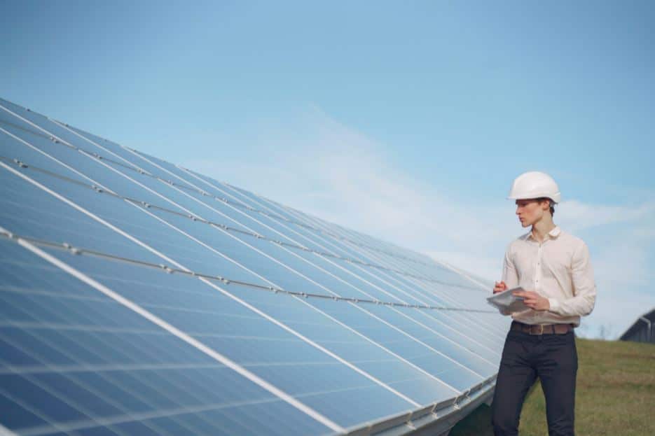 Ingénieur qui observe des panneaux solaires